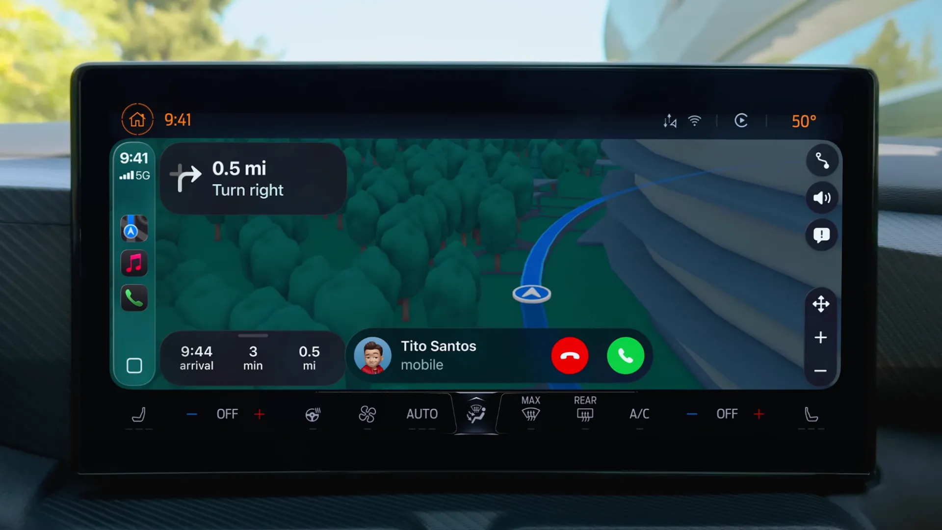 Ảnh chụp màn hình giao diện Apple CarPlay trên iOS 26, hiển thị điều hướng và thanh thông báo cuộc gọi gọn gàng ở cuối màn hình
