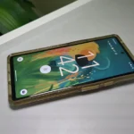 Ảnh minh họa Google Pixel 6 màu đen đang nằm trong ốp lưng trên bàn làm việc.