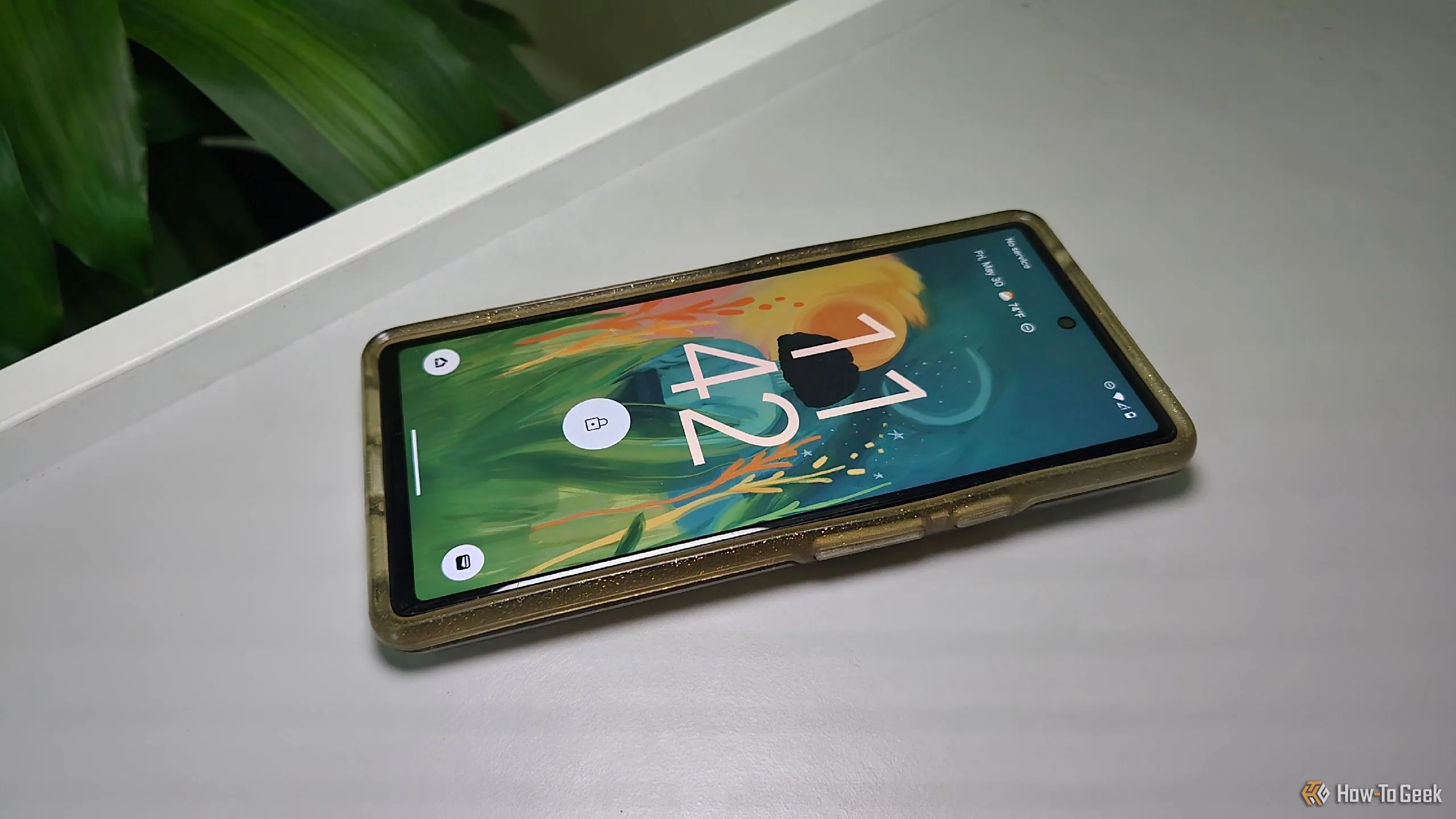 Ảnh minh họa Google Pixel 6 màu đen đang nằm trong ốp lưng trên bàn làm việc.