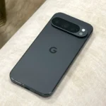 Ảnh thực tế Google Pixel 9 Pro đặt trên sofa