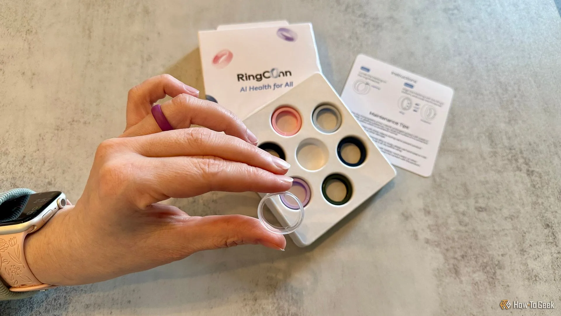 Bộ bảo vệ vòng RingConn Gen 2 Air bằng silicone với một chiếc đang được cầm trên tay
