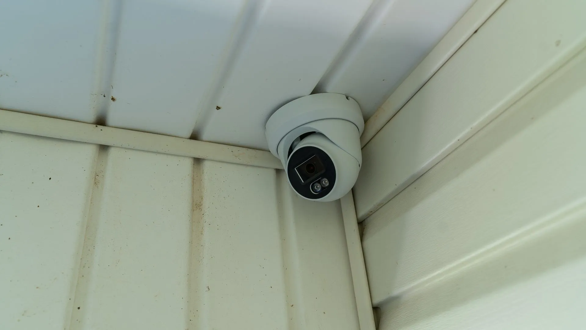 Camera an ninh PoE gắn ngoài trời, một giải pháp thay thế có thể cung cấp tùy chọn lưu trữ cục bộ.