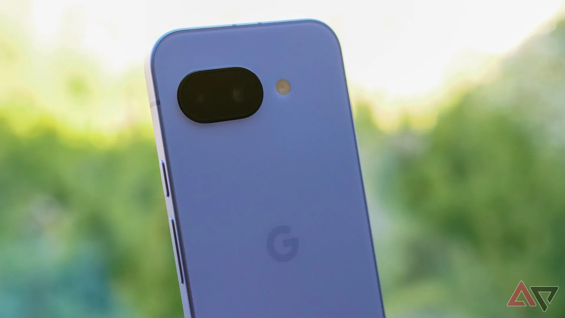 Cận cảnh cụm camera sau trên điện thoại Google Pixel 9a.