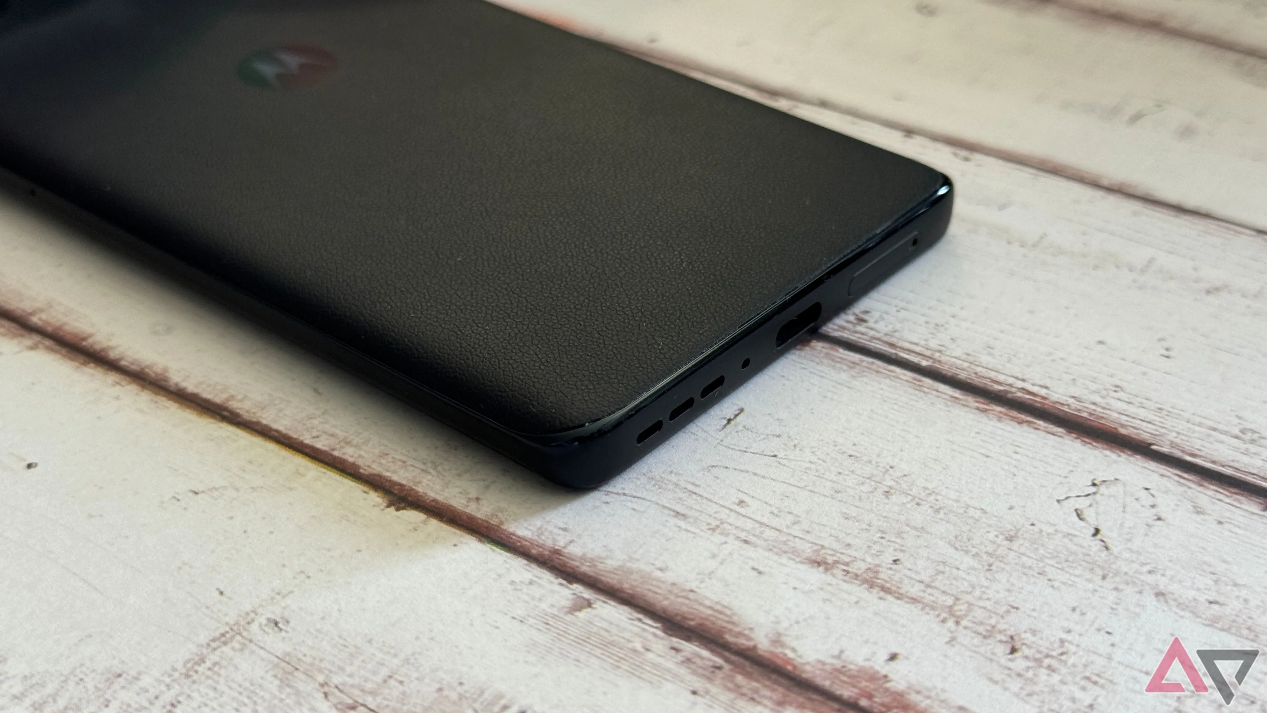 Cổng USB-C trên điện thoại Moto Edge, hỗ trợ sạc nhanh 68W.