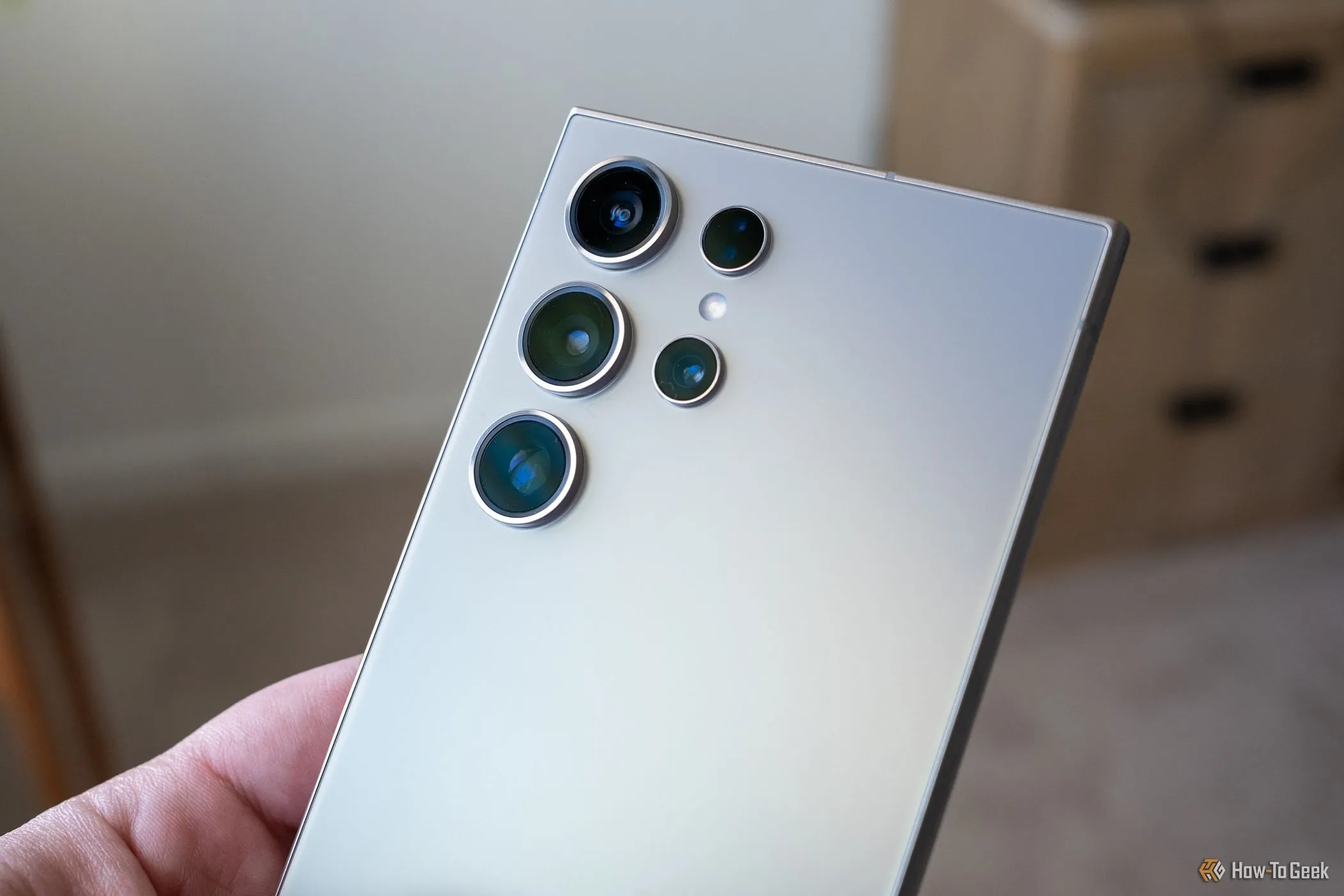 Cụm camera sau mạnh mẽ của điện thoại Samsung Galaxy S24 Ultra.