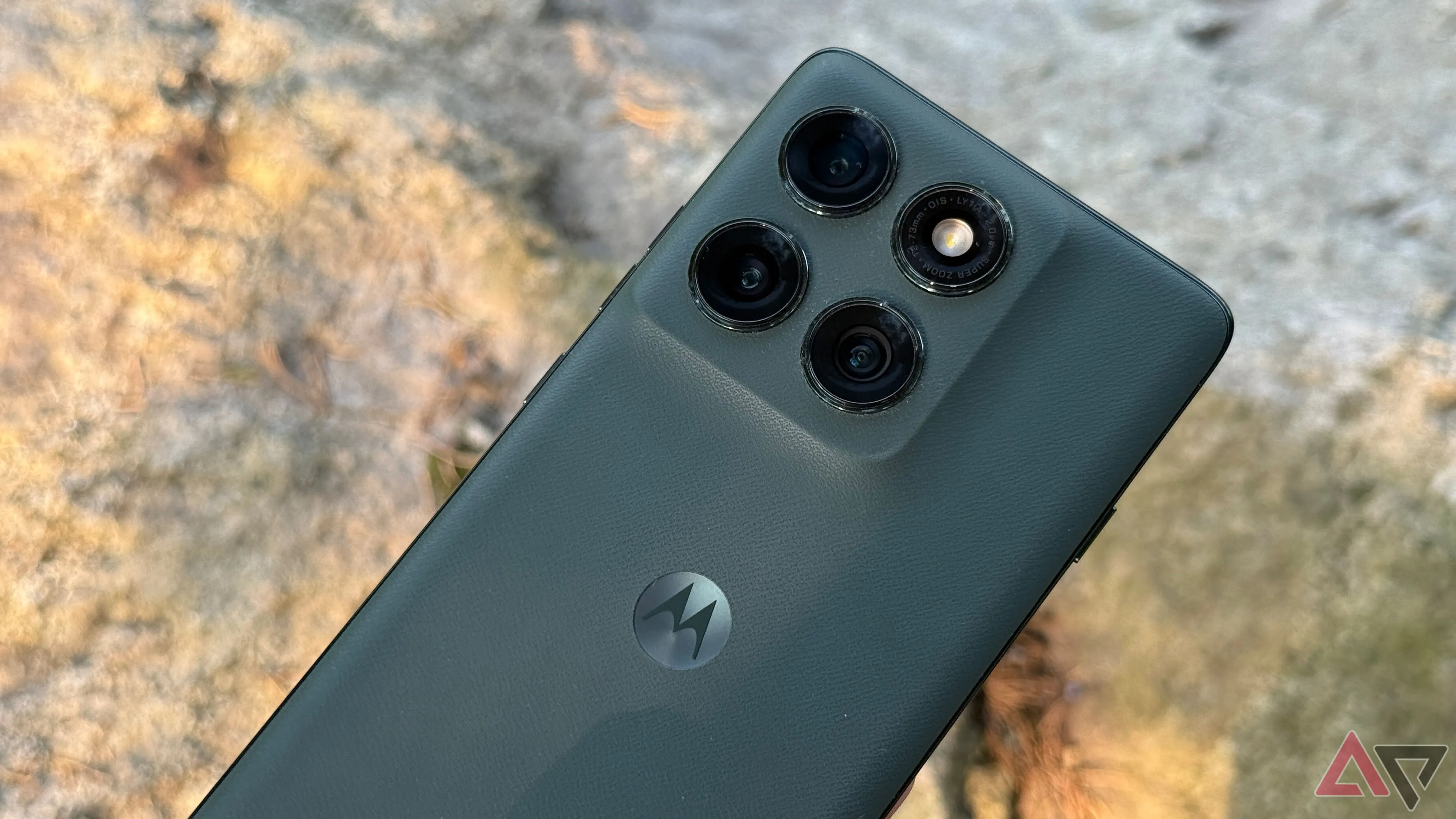 Cụm camera trên điện thoại Motorola Edge 2025