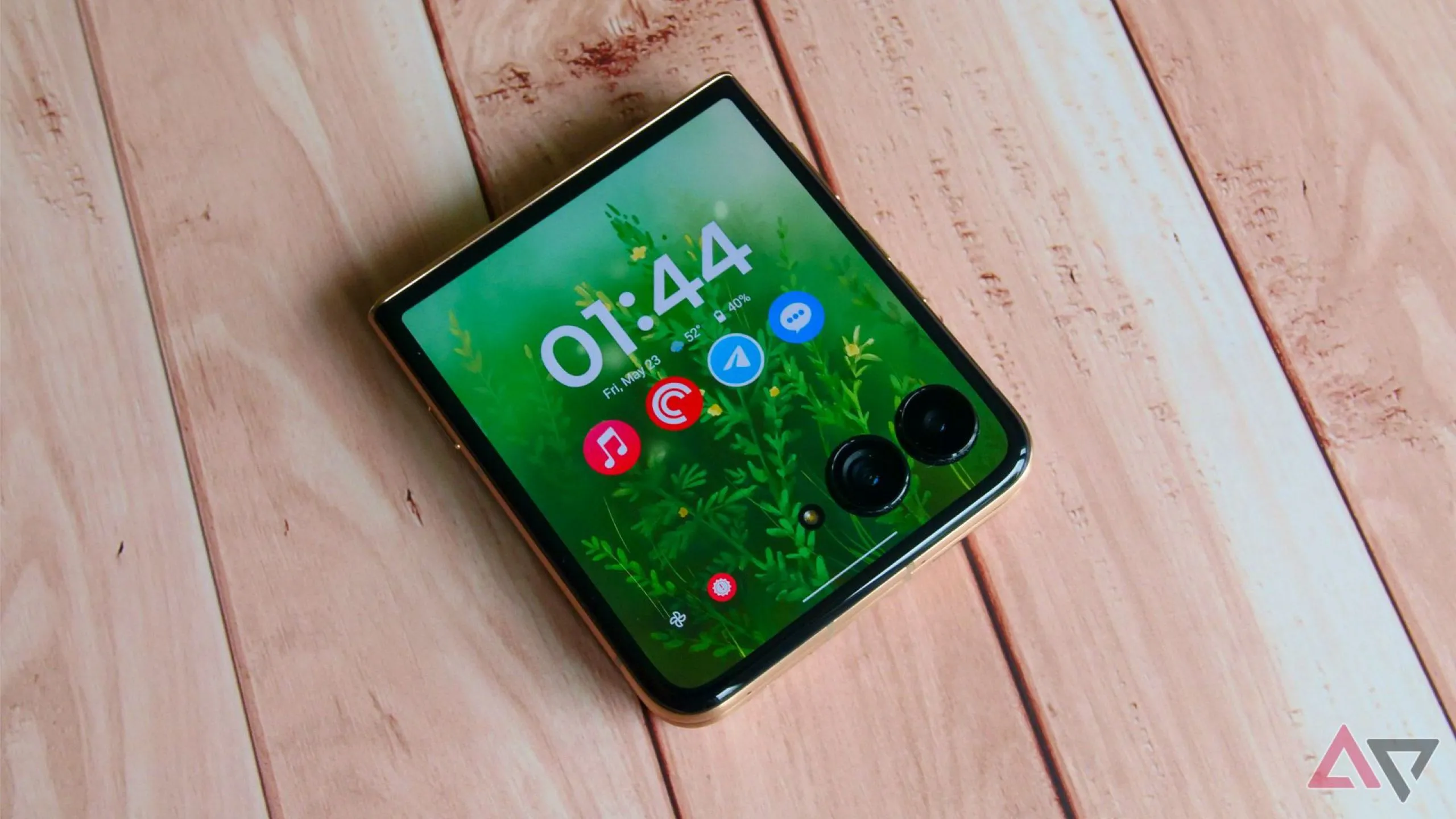 Điện thoại gập Motorola Razr Ultra 2025 màu đen đặt trên bàn gỗ.