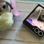 Điện thoại gập Samsung Galaxy Z Flip 6 hiển thị ảnh mèo đen đáng yêu trên màn hình ngoài