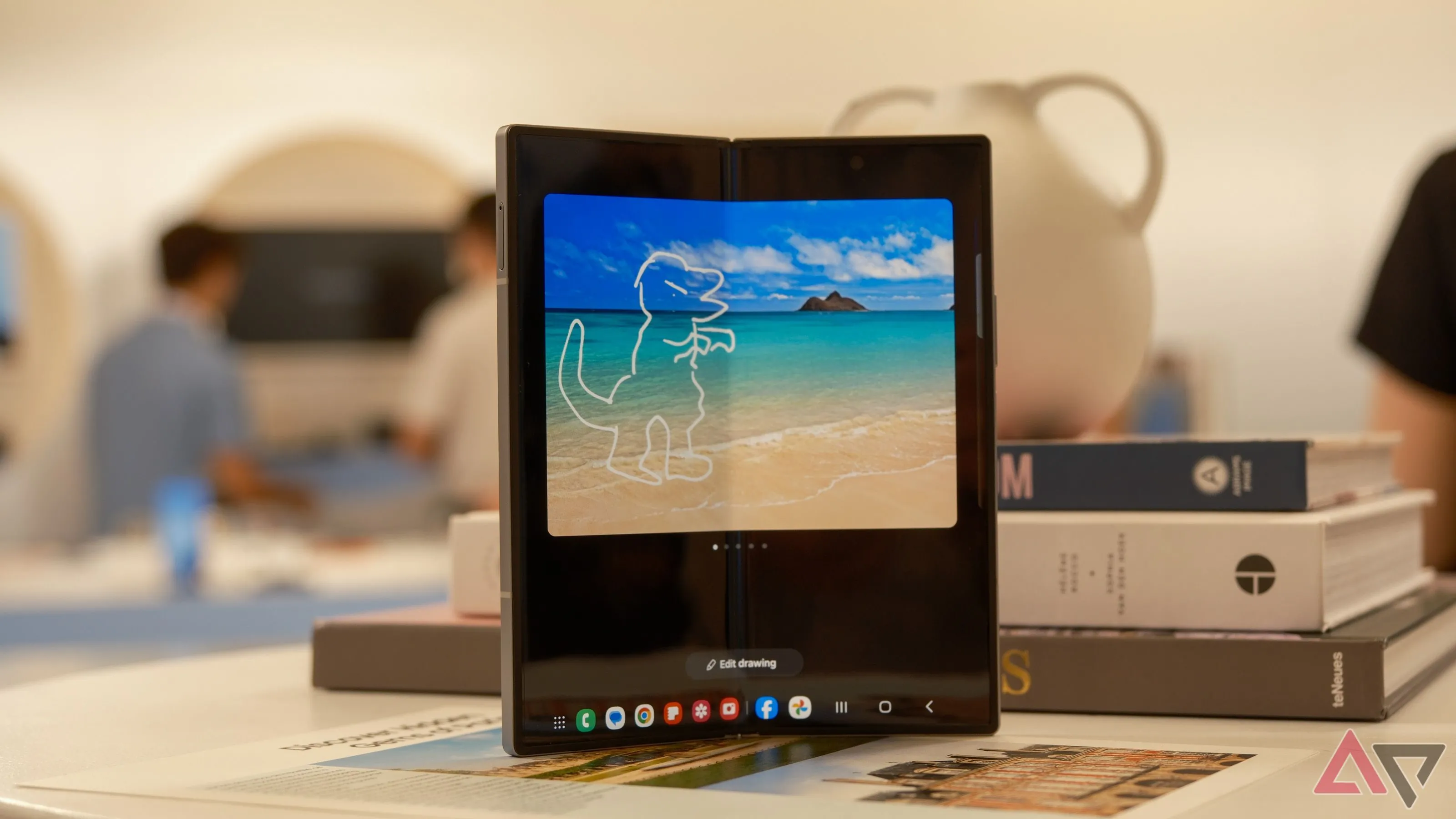 Điện thoại gập Samsung Galaxy Z Fold 6 hiển thị bức tranh vẽ bằng AI trên màn hình chính