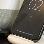 Điện thoại Google Pixel 8 đang sạc trên đế sạc không dây