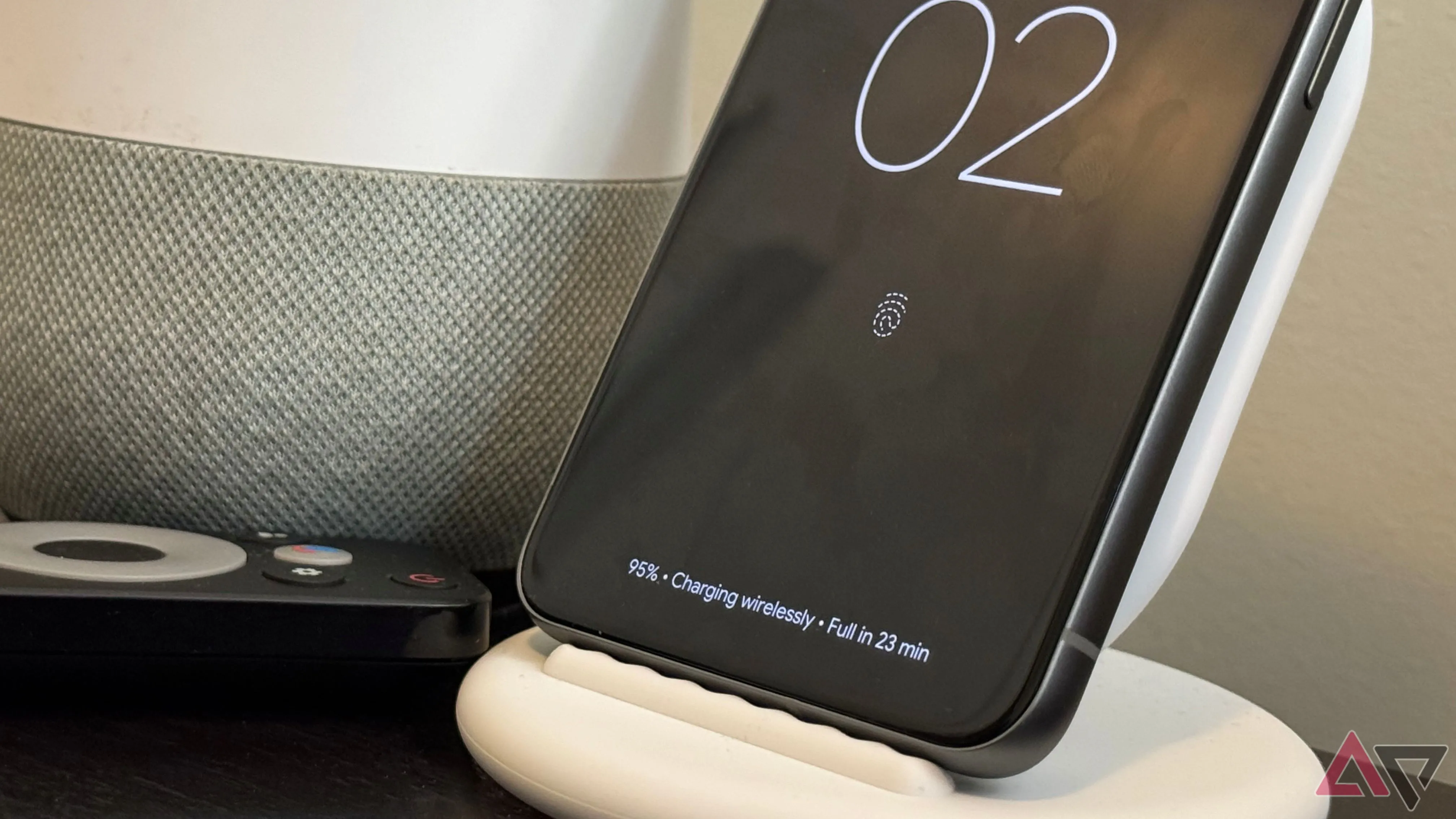 Điện thoại Google Pixel 8 đang sạc trên đế sạc không dây