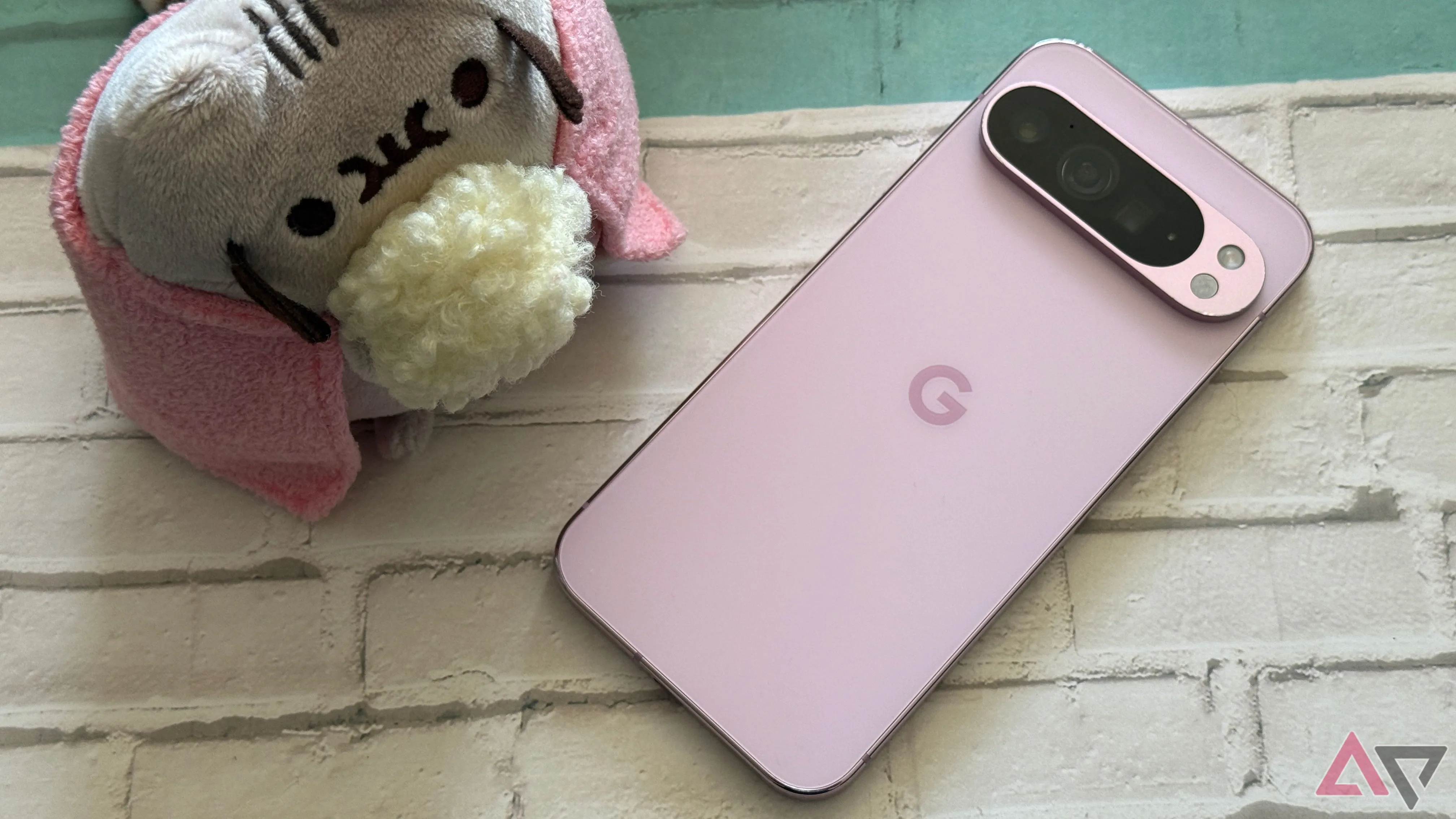 Điện thoại Google Pixel 9 Pro XL thế hệ mới đặt cạnh đồ chơi, minh họa dòng Pixel tiếp theo của Google.