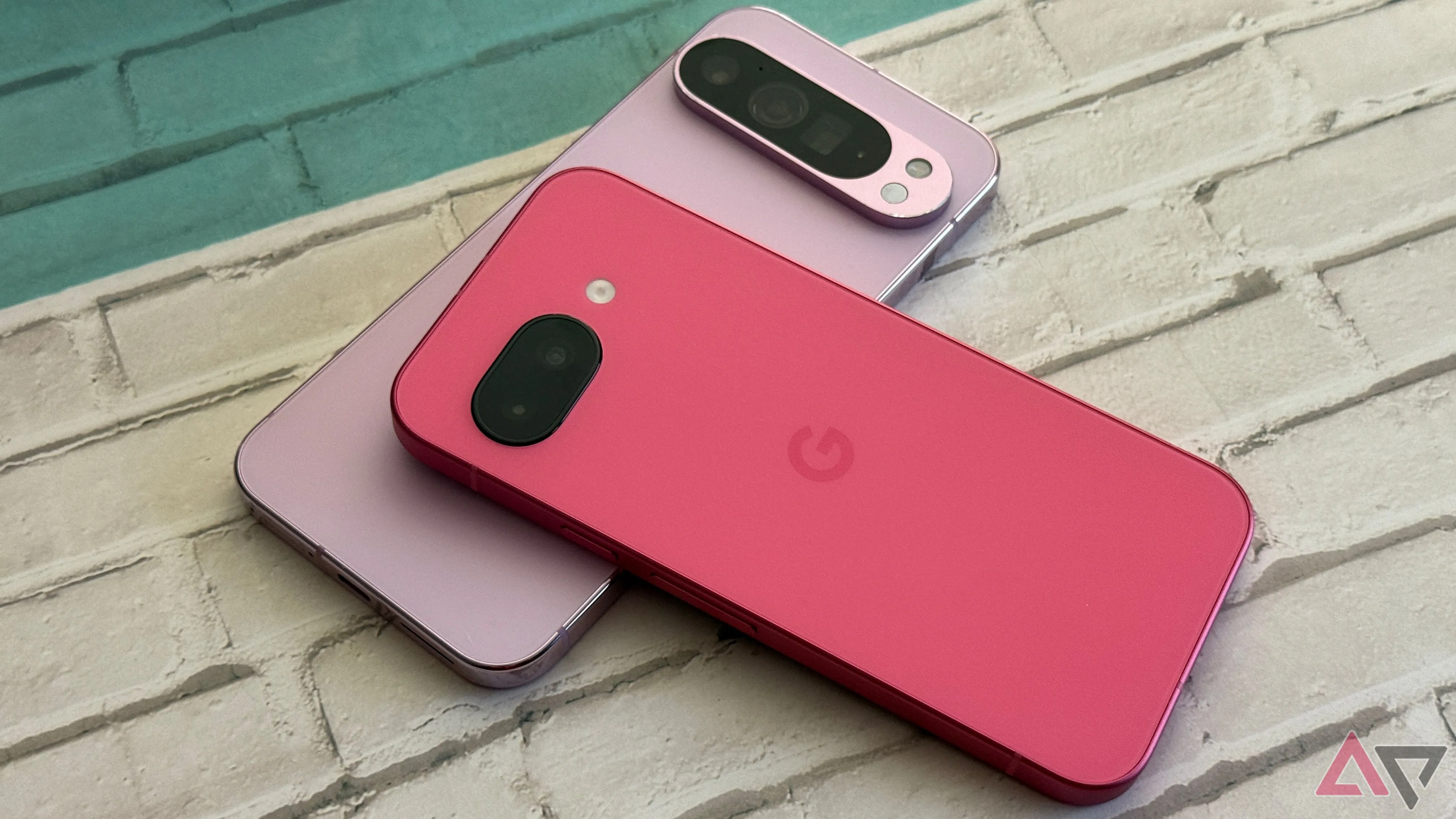 Điện thoại Google Pixel 9a màu xanh bạc hà đặt trên Pixel 9 Pro XL, minh họa vị trí camera và khả năng chụp ảnh chân dung.