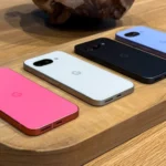 Điện thoại Google Pixel 9a với bốn tùy chọn màu sắc khác nhau đặt úp trên mặt bàn.