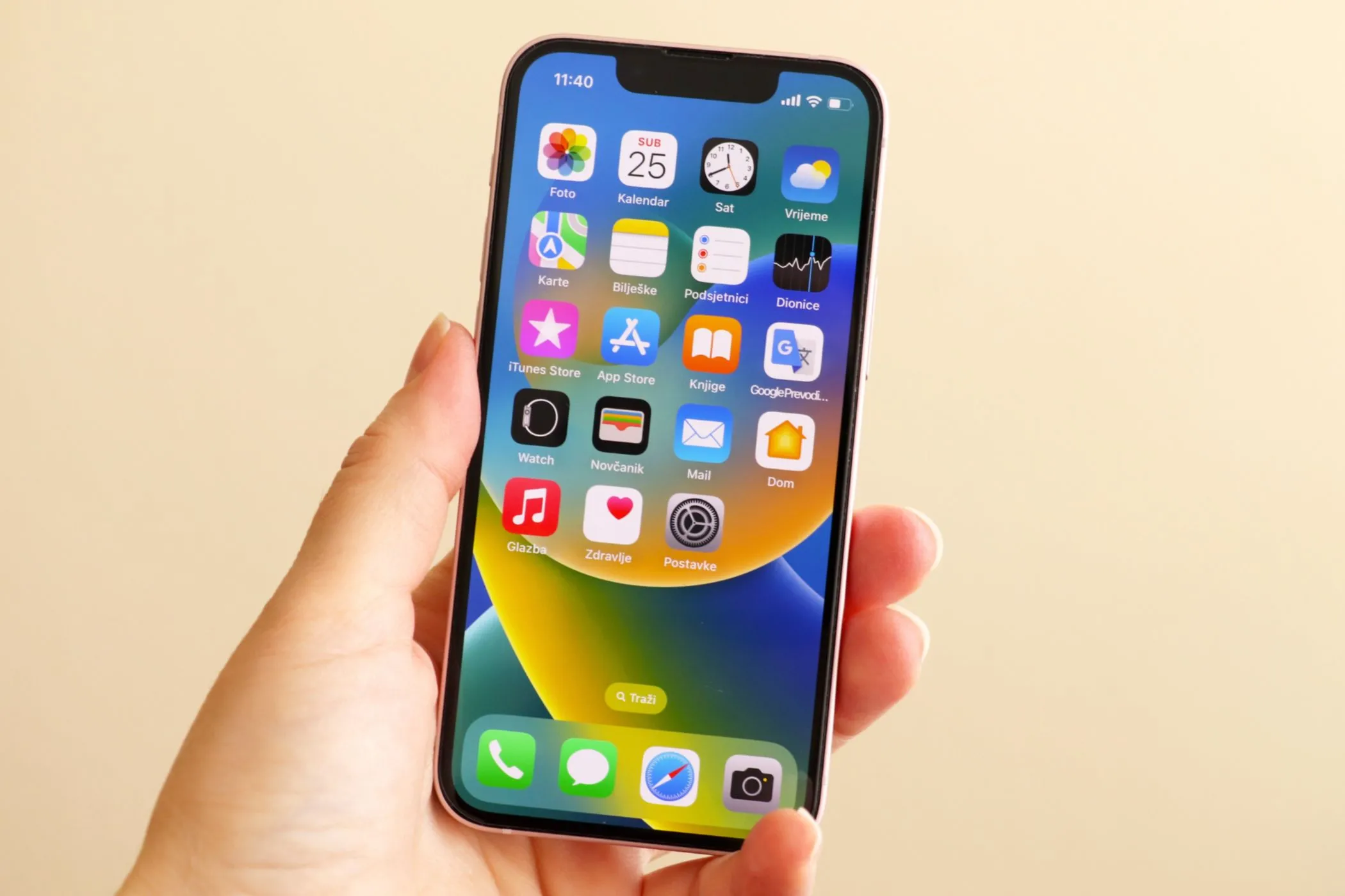 Điện thoại iPhone 13 Mini trong tay người phụ nữ, minh họa sự nhỏ gọn và dễ cầm nắm.