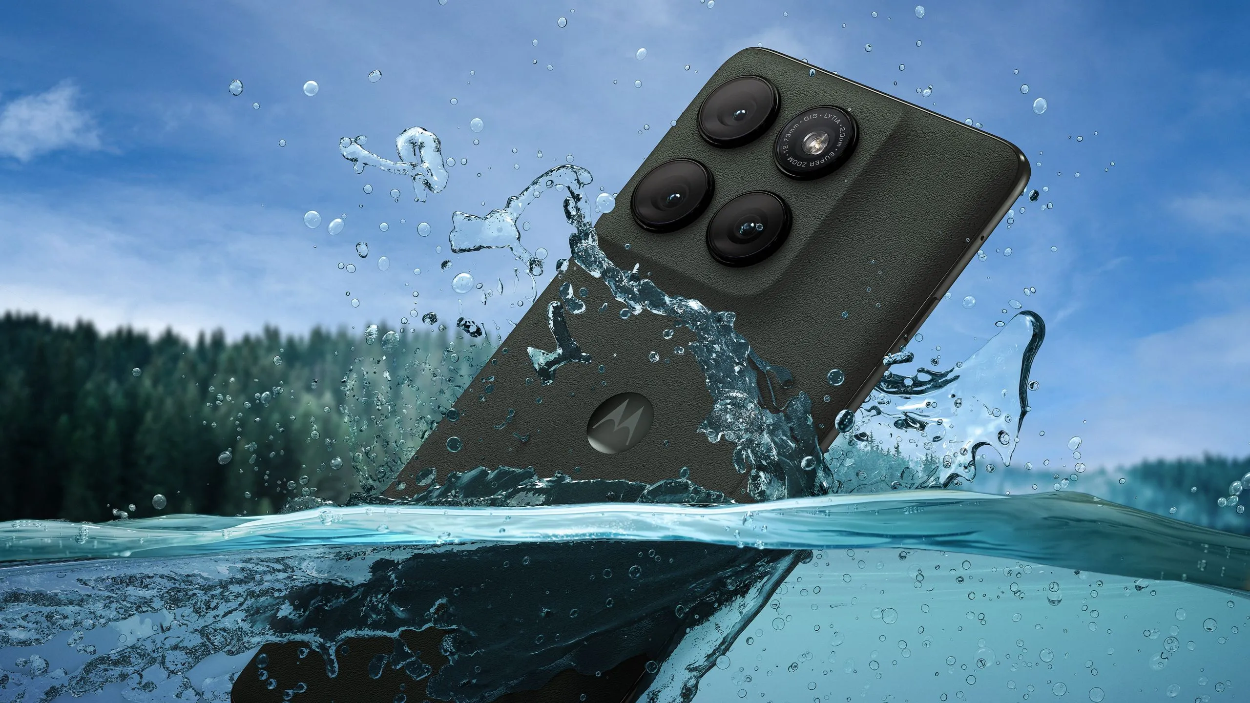 Điện thoại Moto Edge 2025 ngâm trong nước, minh họa độ bền IP68/IP69.