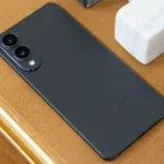 Điện thoại Samsung Galaxy S25 Edge đặt úp trên bàn, minh họa cho tin tức về bản cập nhật One UI 8 beta