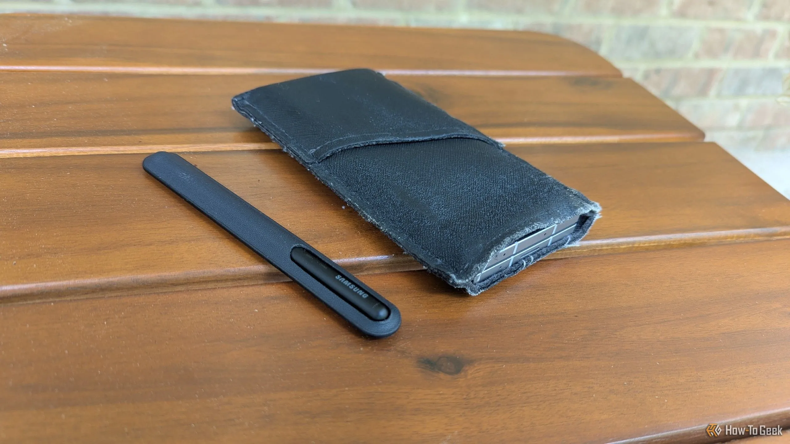 Điện thoại Samsung Galaxy Z Fold 6 và bút S Pen đang nằm gọn bên trong một chiếc túi đựng (sleeve).