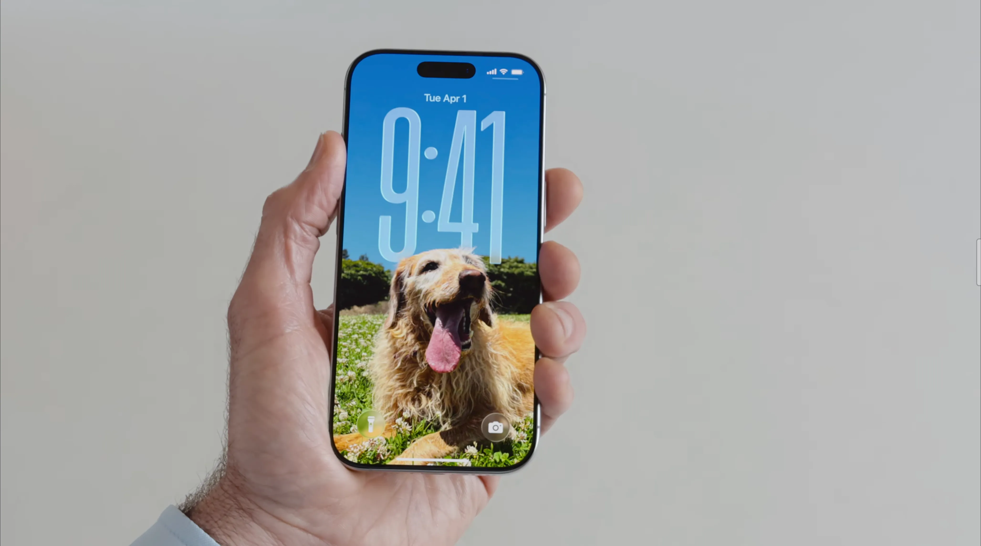 Đồng hồ động trên Màn hình khóa iOS 26 tương tác với hình nền và chuyển động của thiết bị.
