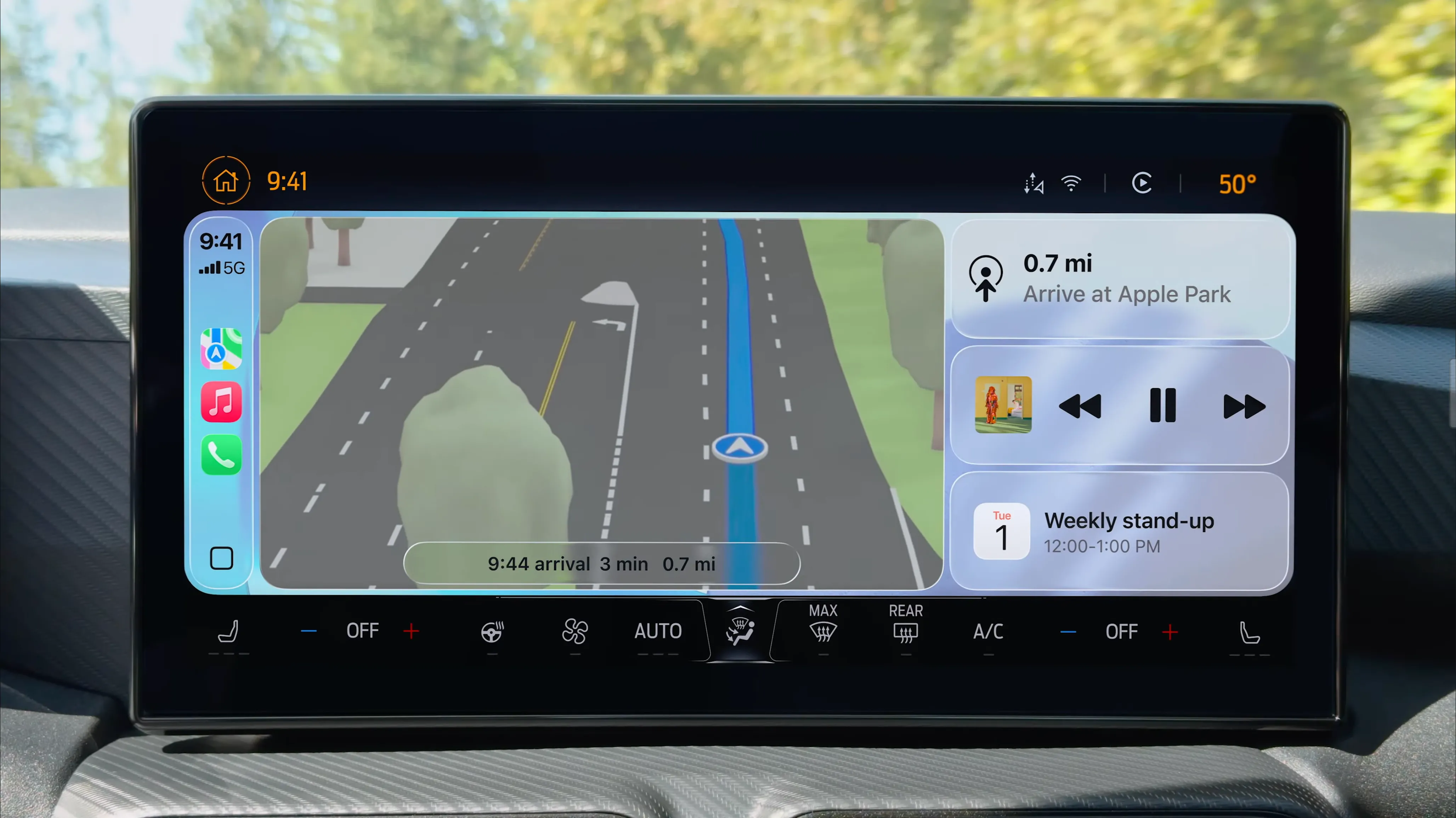 Giao diện Apple CarPlay mới trong iOS 26 với thiết kế &quot;Liquid Glass&quot;.
