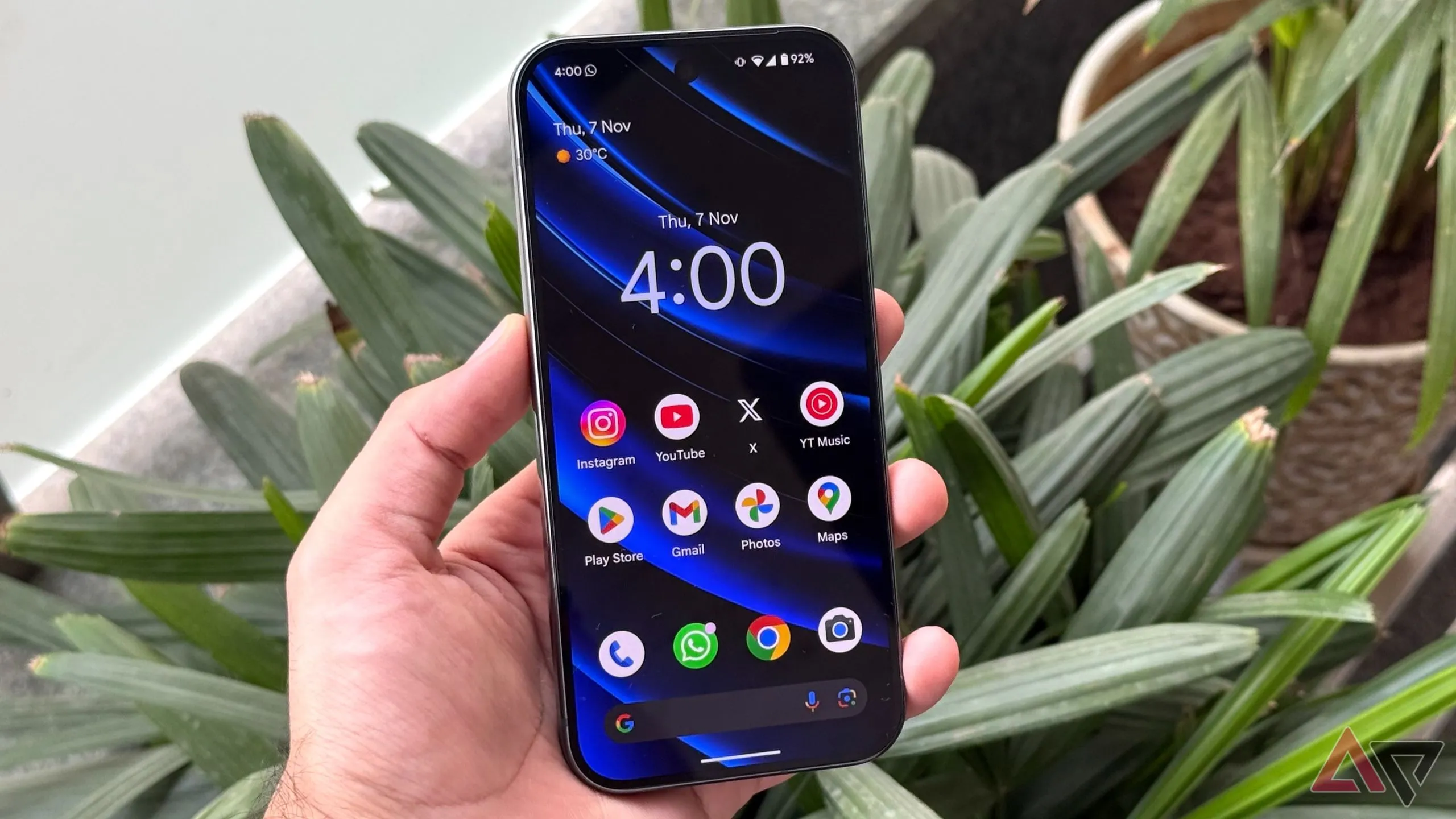 Giao diện màn hình chính trên Pixel 9 Pro, nơi có thể đặt widget Pixel VIPs