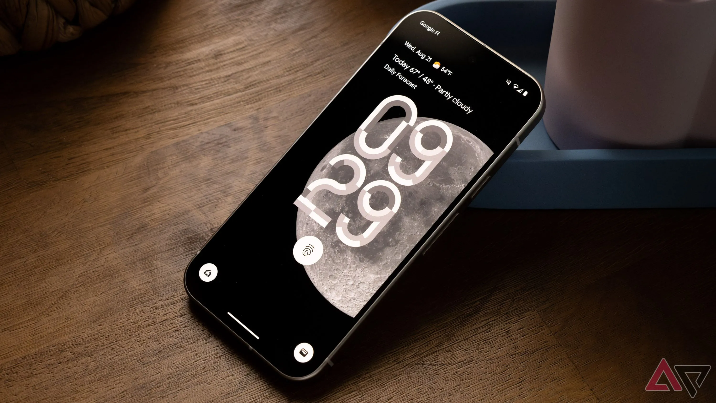 Giao diện màn hình khóa trên điện thoại Google Pixel 9