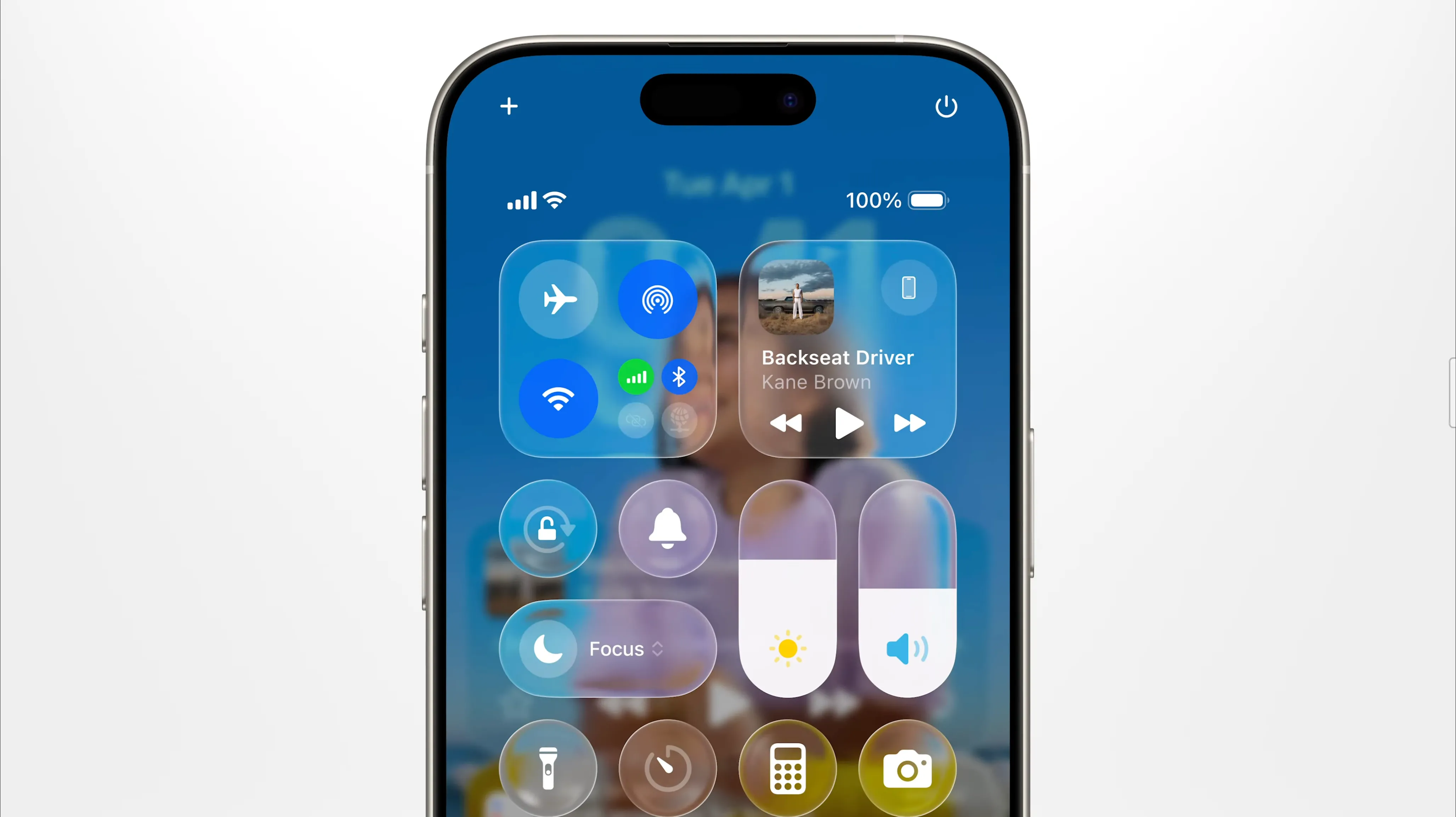 Giao diện Trung tâm điều khiển (Control Center) trên iOS 26 với hiệu ứng &quot;Liquid Glass&quot; trong suốt.