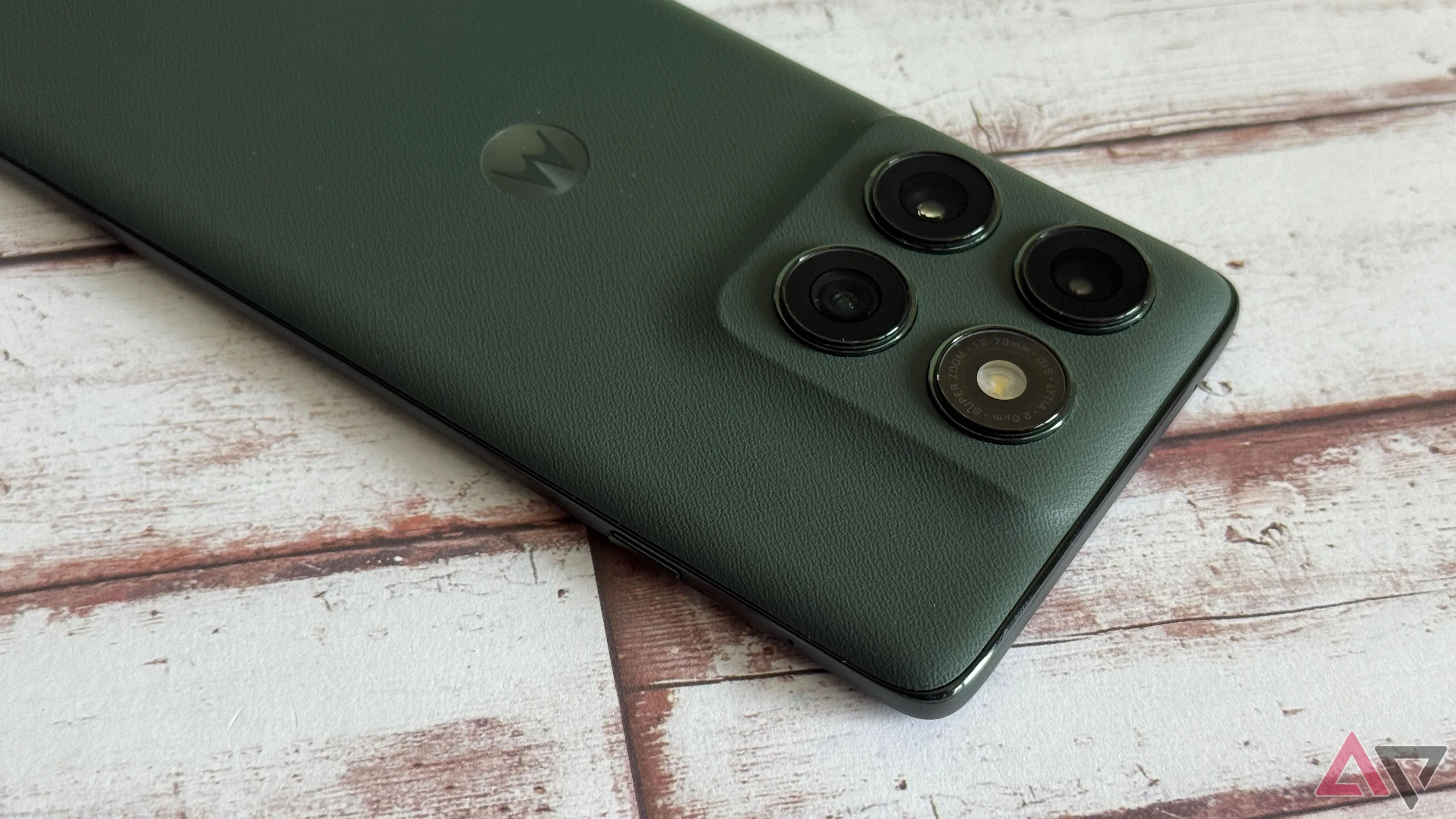 Góc nhìn từ trên xuống của hệ thống camera Motorola Edge 2025