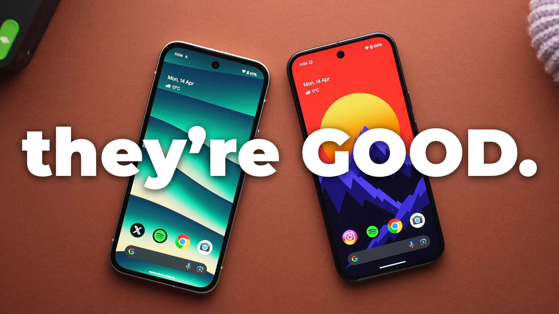 Hai chiếc điện thoại Google Pixel đặt cạnh nhau với màn hình chính nhiều màu sắc và dòng chữ in đậm