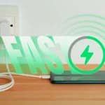 Hình ảnh minh họa điện thoại đang sạc nhanh với cáp kết nối