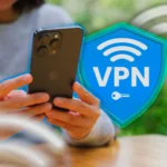 Hình ảnh minh họa người dùng iPhone với biểu tượng kết nối VPN