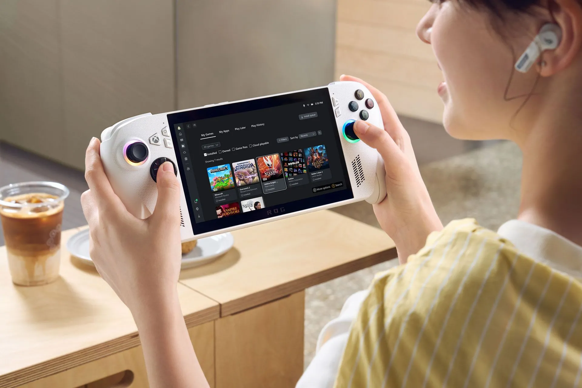 Hình ảnh quảng cáo hiển thị người dùng trải nghiệm thiết bị Xbox ROG Ally X.