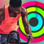 Huấn luyện viên Apple Fitness+ tập luyện trước hình ảnh Vòng Hoạt động đã hoàn thành