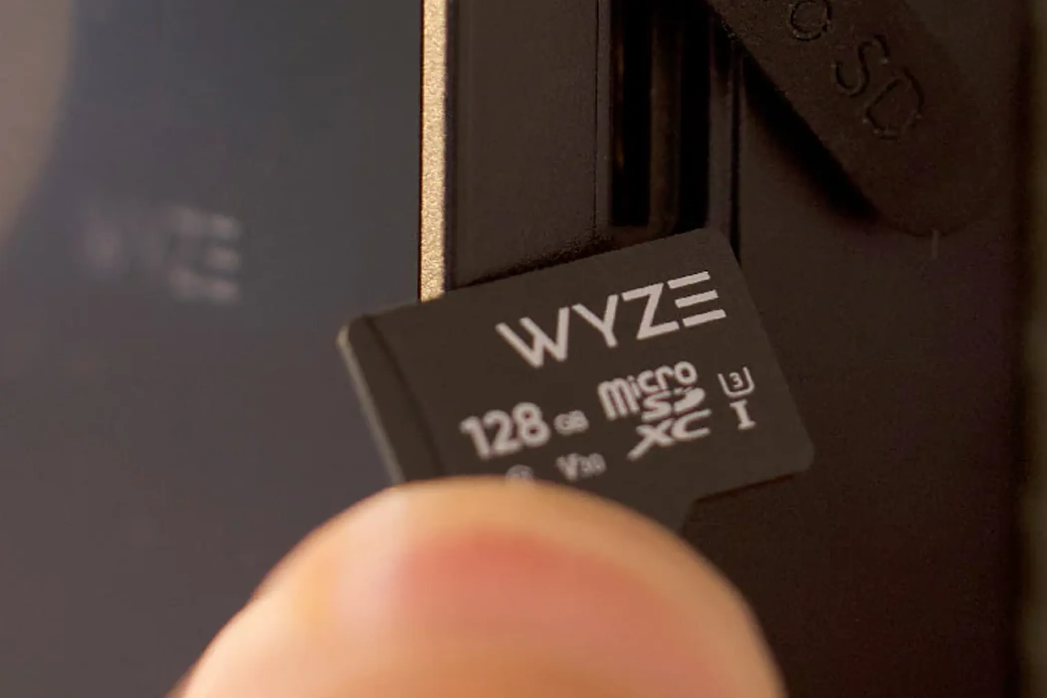 Khe cắm thẻ nhớ microSD trên camera chuông cửa Wyze, cho phép tùy chọn lưu trữ cục bộ.