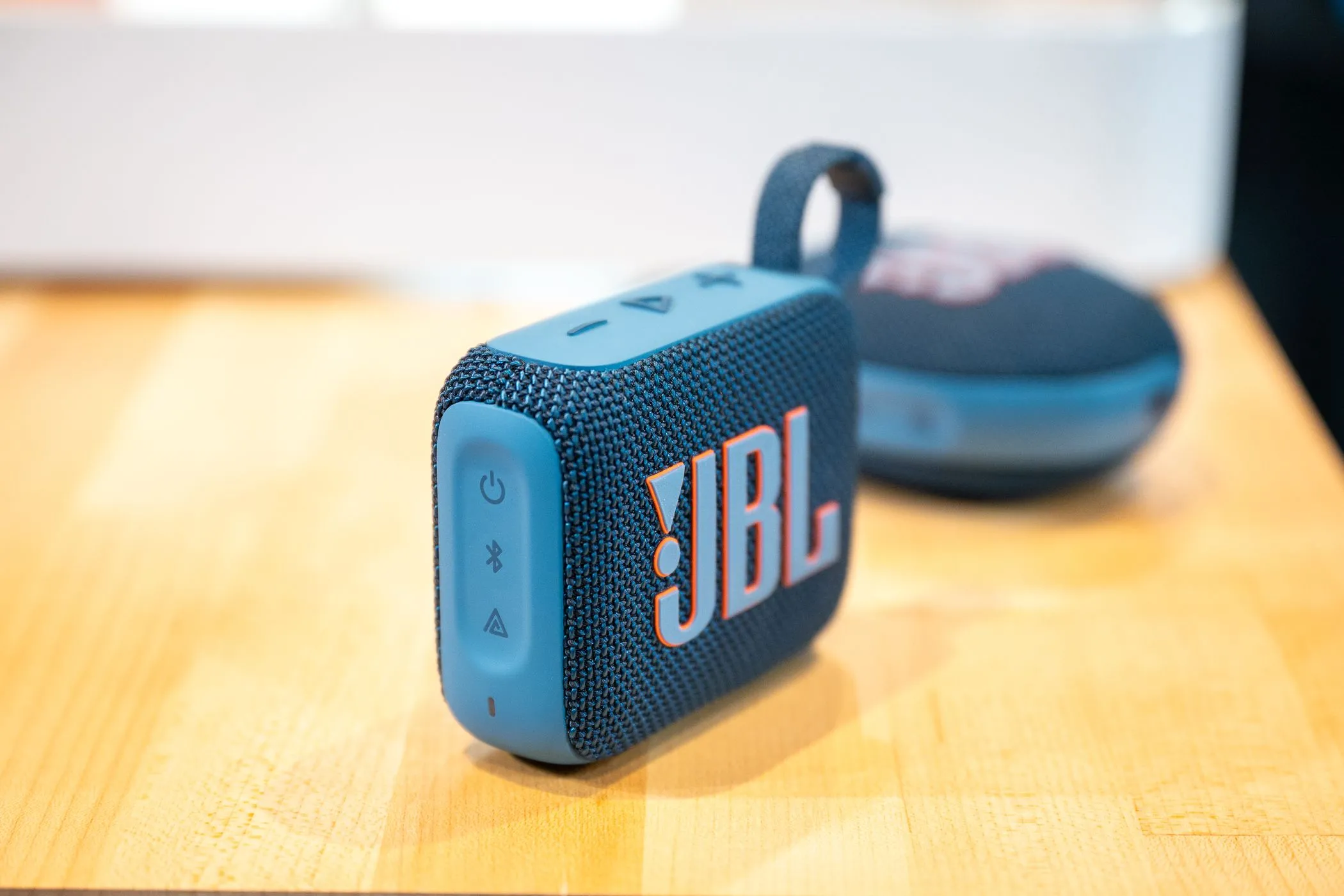 Loa Bluetooth di động JBL Go 4 và JBL Clip 5.