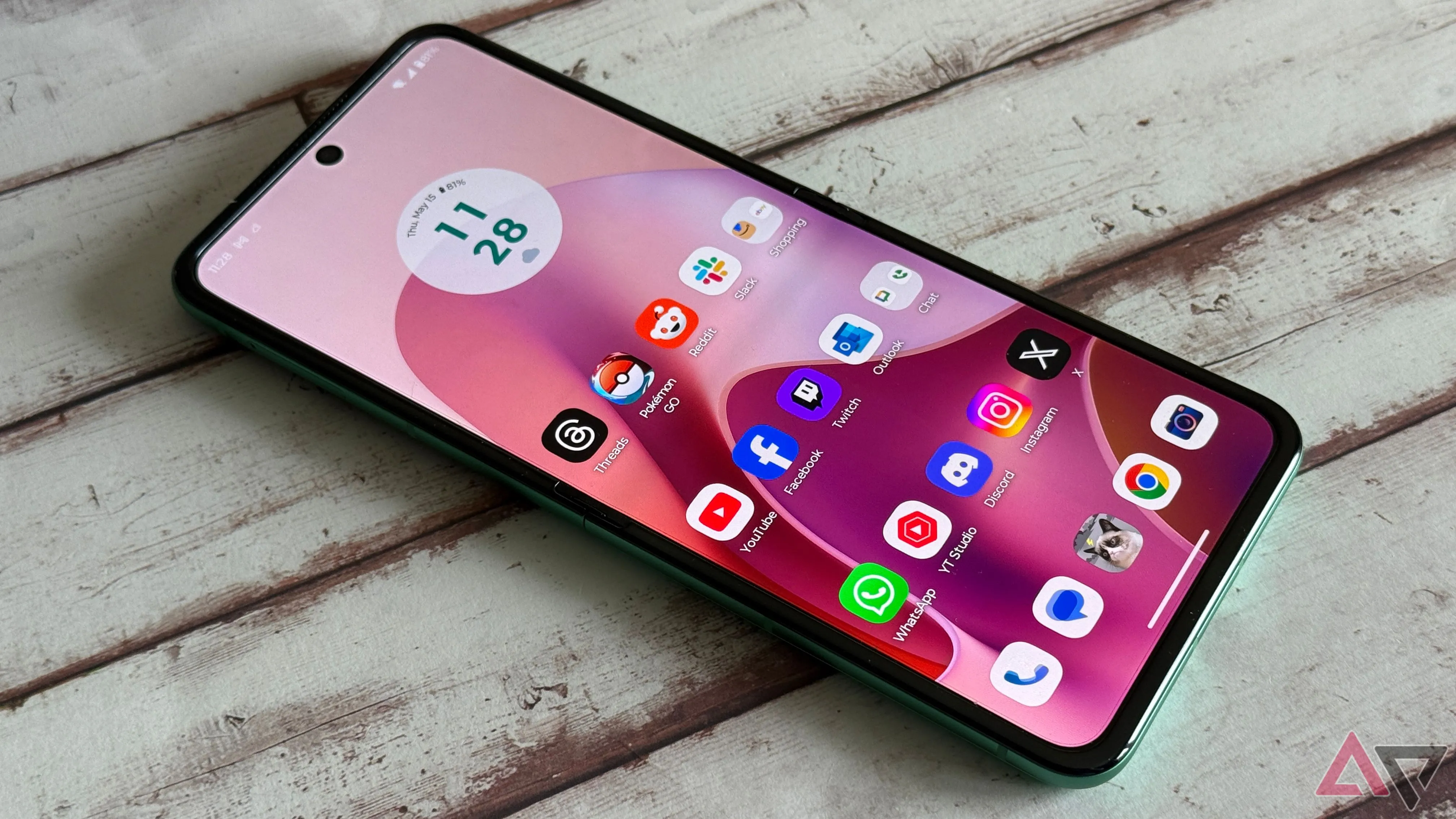 Màn hình chính bên trong điện thoại gập Motorola Razr 2025