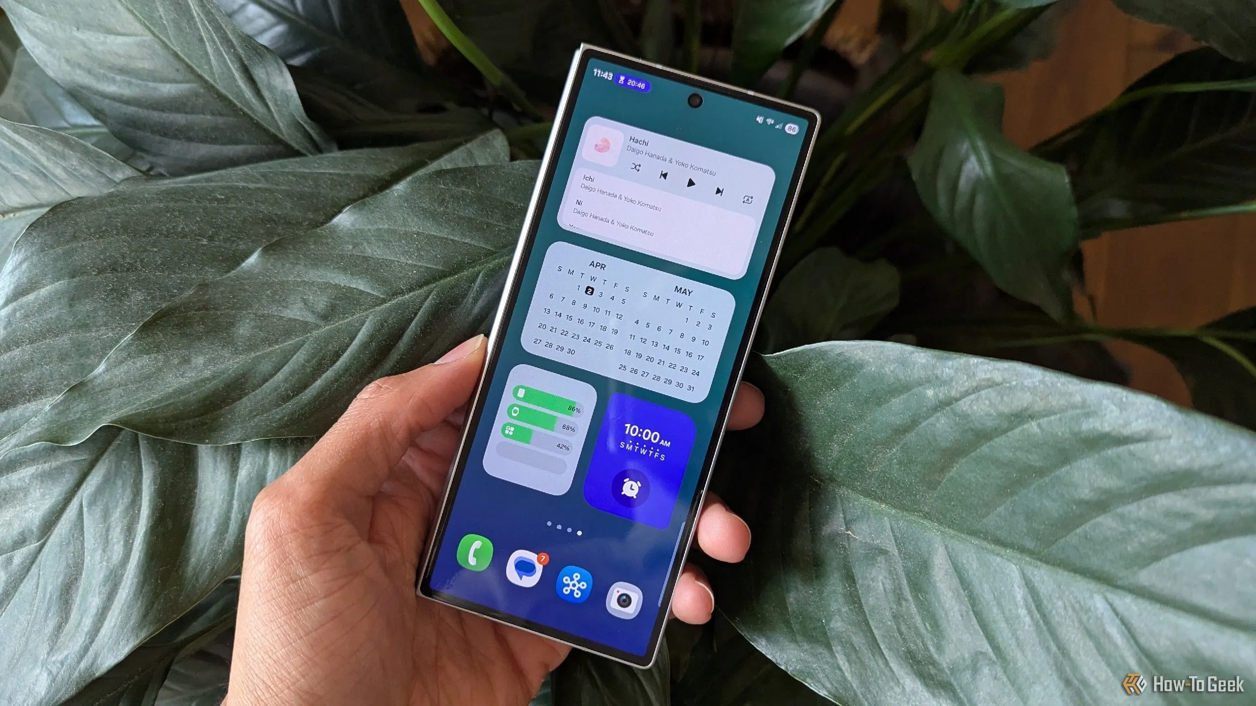 Màn hình chính One UI 7 trên màn hình ngoài của Samsung Galaxy Z Fold 6, hiển thị hiệu ứng trong suốt