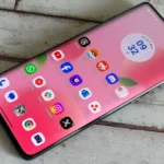 Màn hình điện thoại Moto Edge 2025 hiển thị màn hình chính.