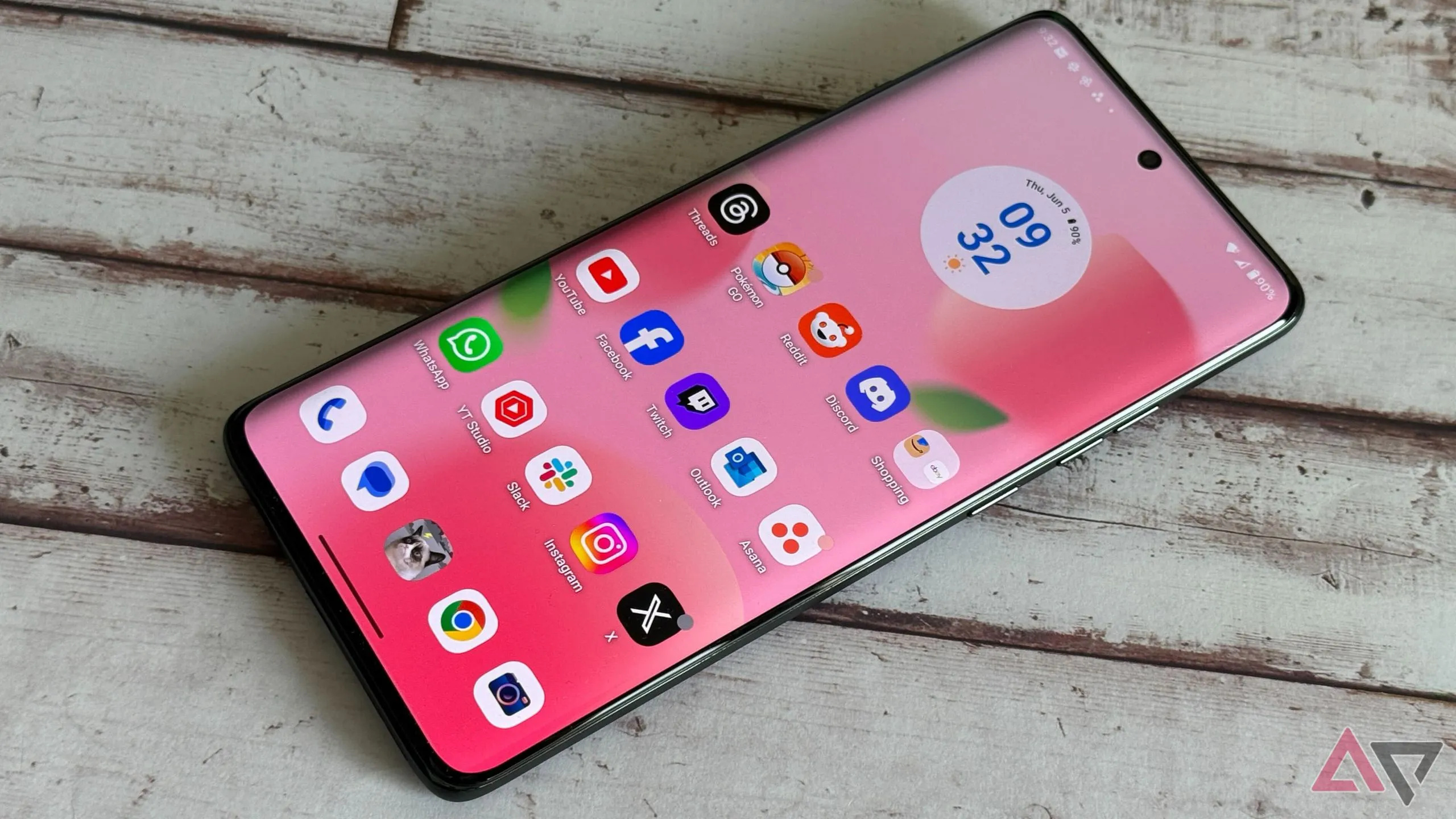 Màn hình điện thoại Moto Edge 2025 hiển thị màn hình chính.