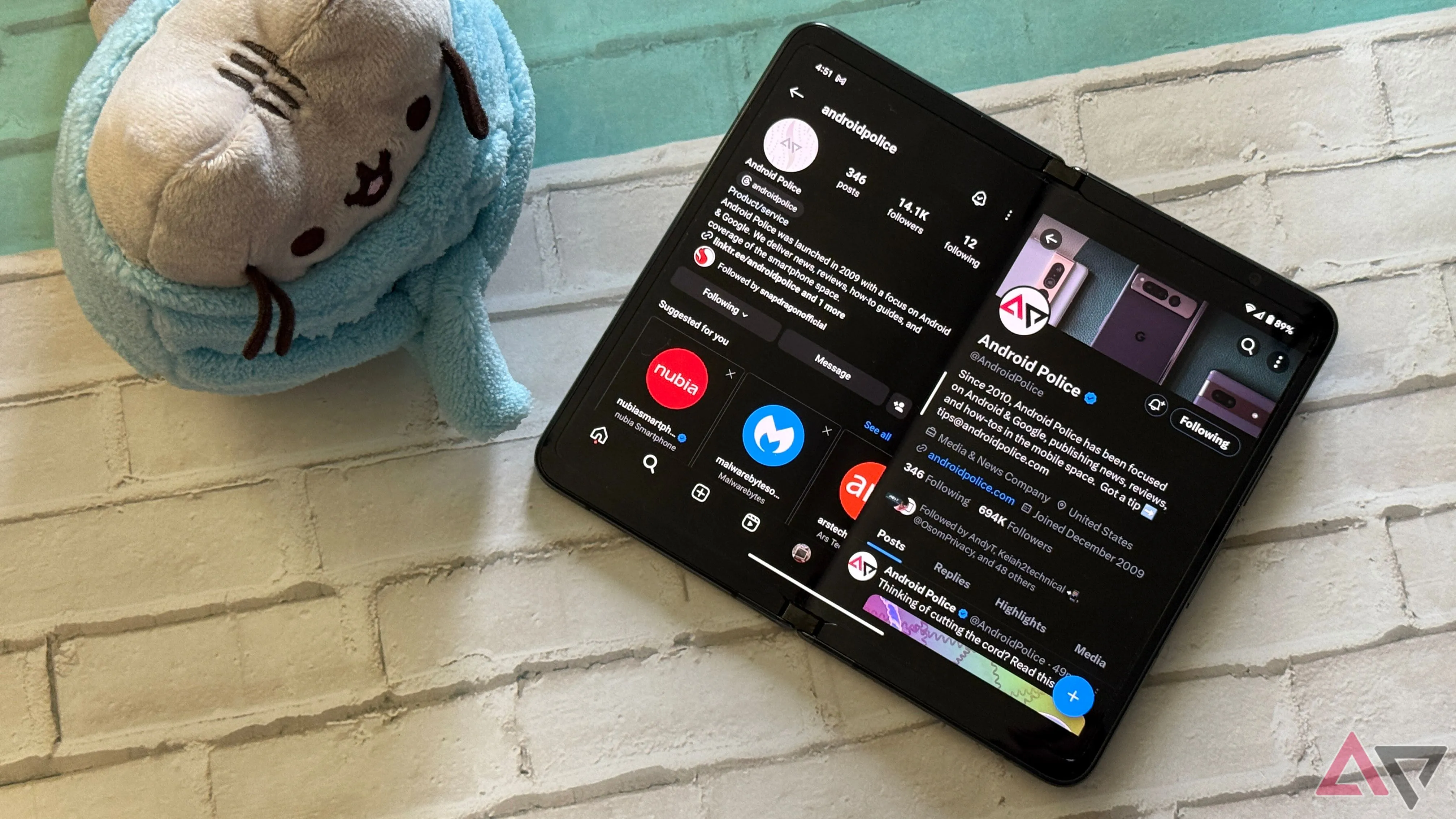 Màn hình gập của Google Pixel Fold hiển thị chế độ chia đôi màn hình với hai ứng dụng chạy song song