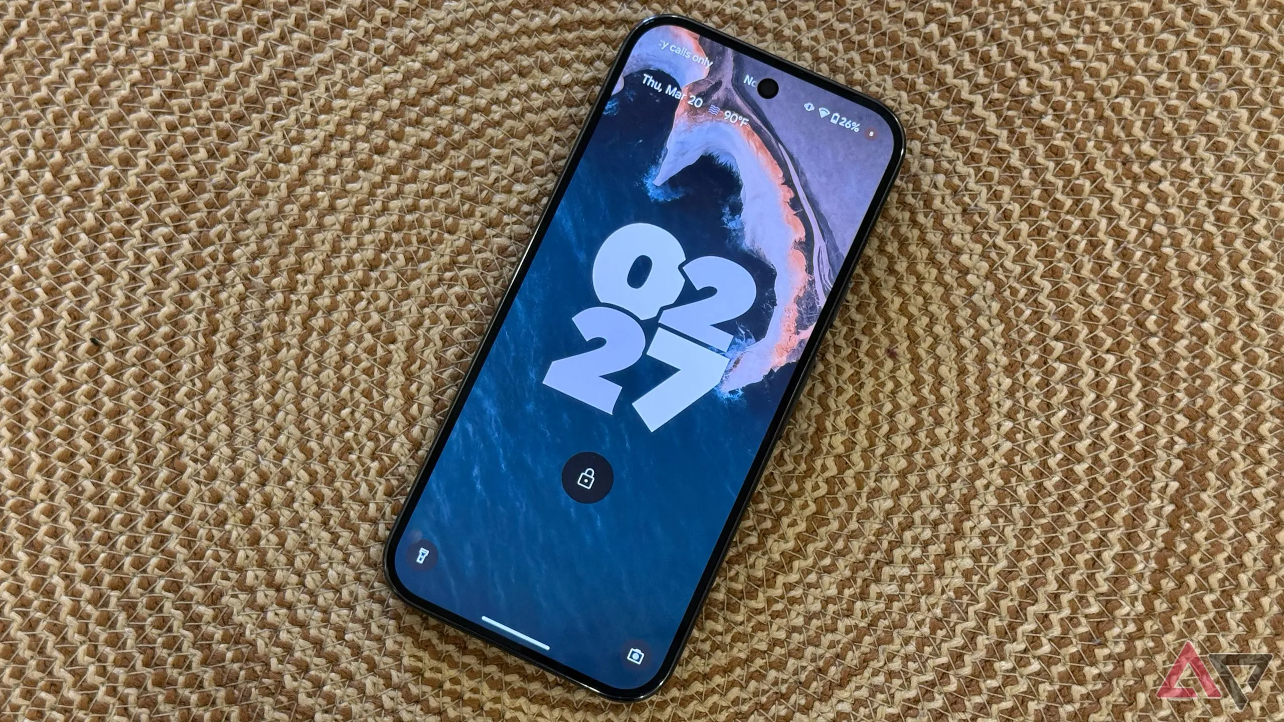 Màn hình khóa của Google Pixel 9 Pro với hình nền được tạo bởi AI
