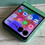 Màn hình ngoài Motorola Razr 2025 hiển thị bảng ứng dụng