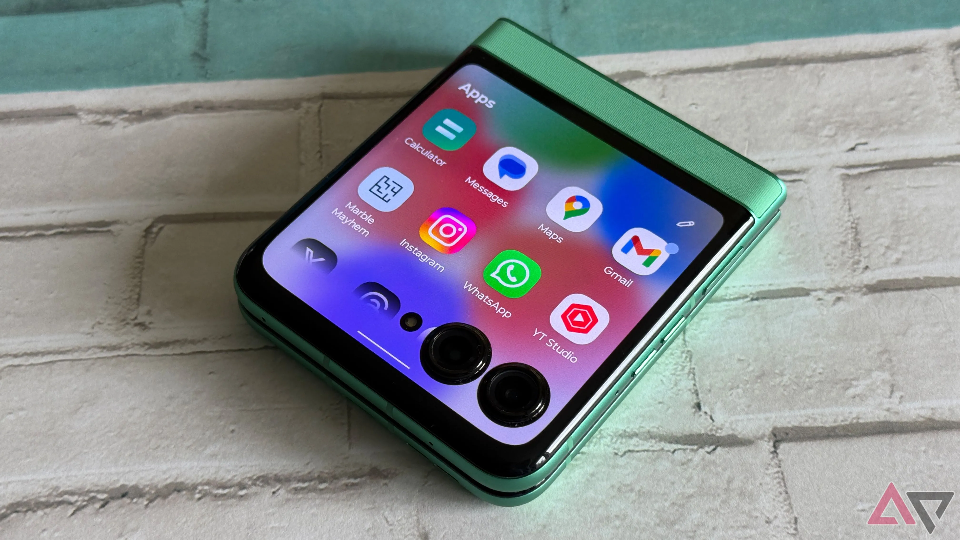 Màn hình ngoài Motorola Razr 2025 hiển thị bảng ứng dụng