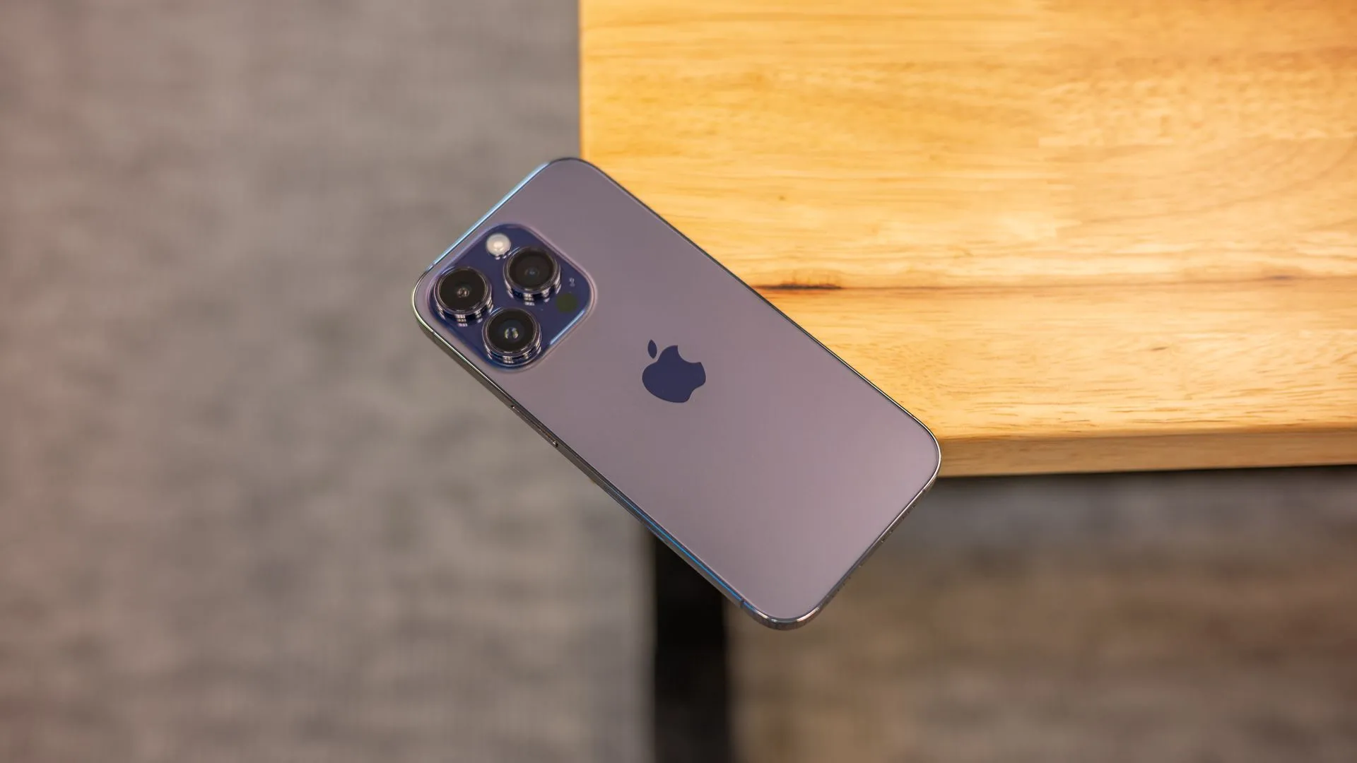 Mặt lưng iPhone cho phép thiết lập tính năng Chạm Mặt Lưng để thực hiện thao tác nhanh.