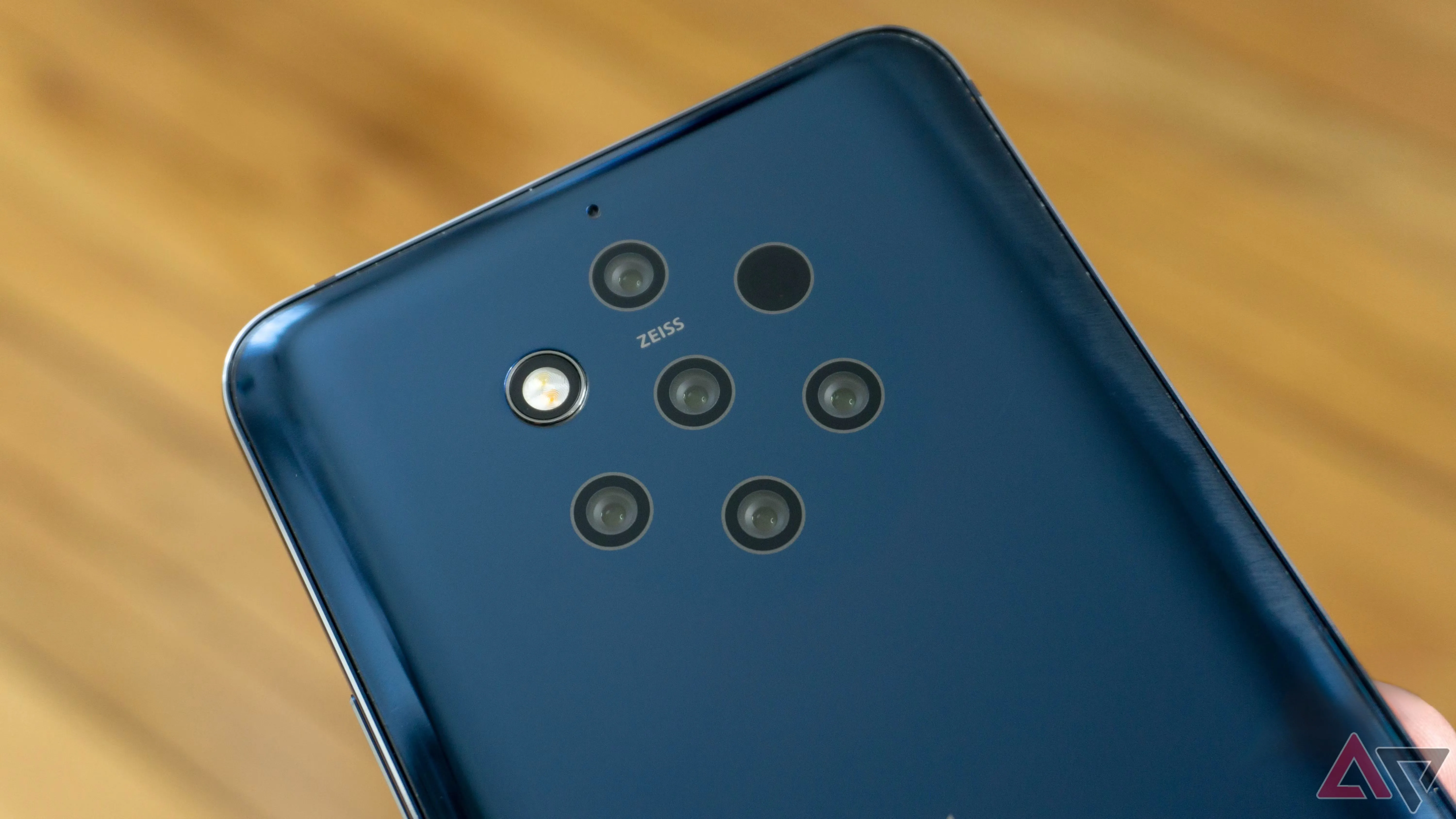 Mặt sau điện thoại Nokia 9 PureView, nổi bật cụm 5 camera độc đáo.