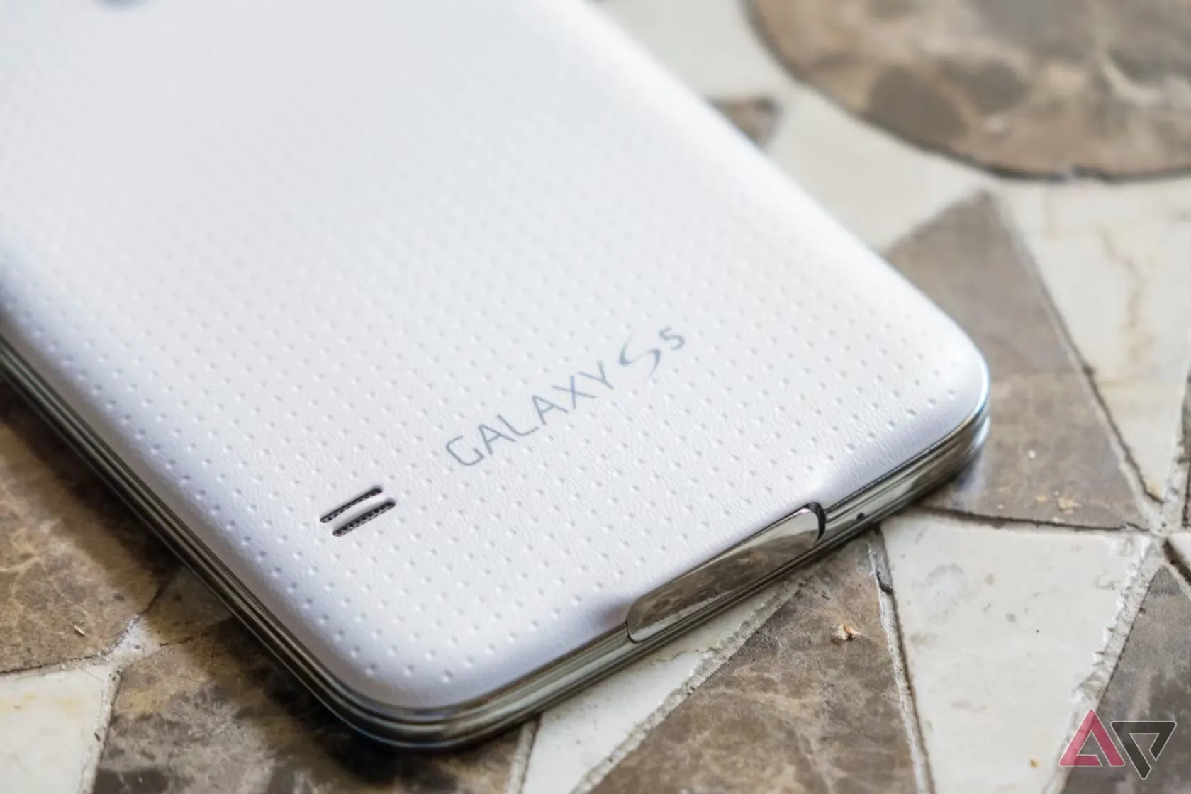 Mặt sau điện thoại Samsung Galaxy S5, minh họa chất liệu nhựa và thiết kế gây tranh cãi.