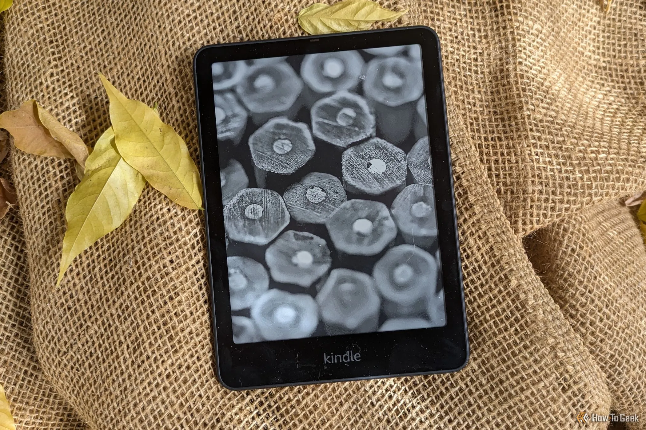 Máy đọc sách Kindle Paperwhite SE (Thế hệ 12) hiển thị màn hình khóa.