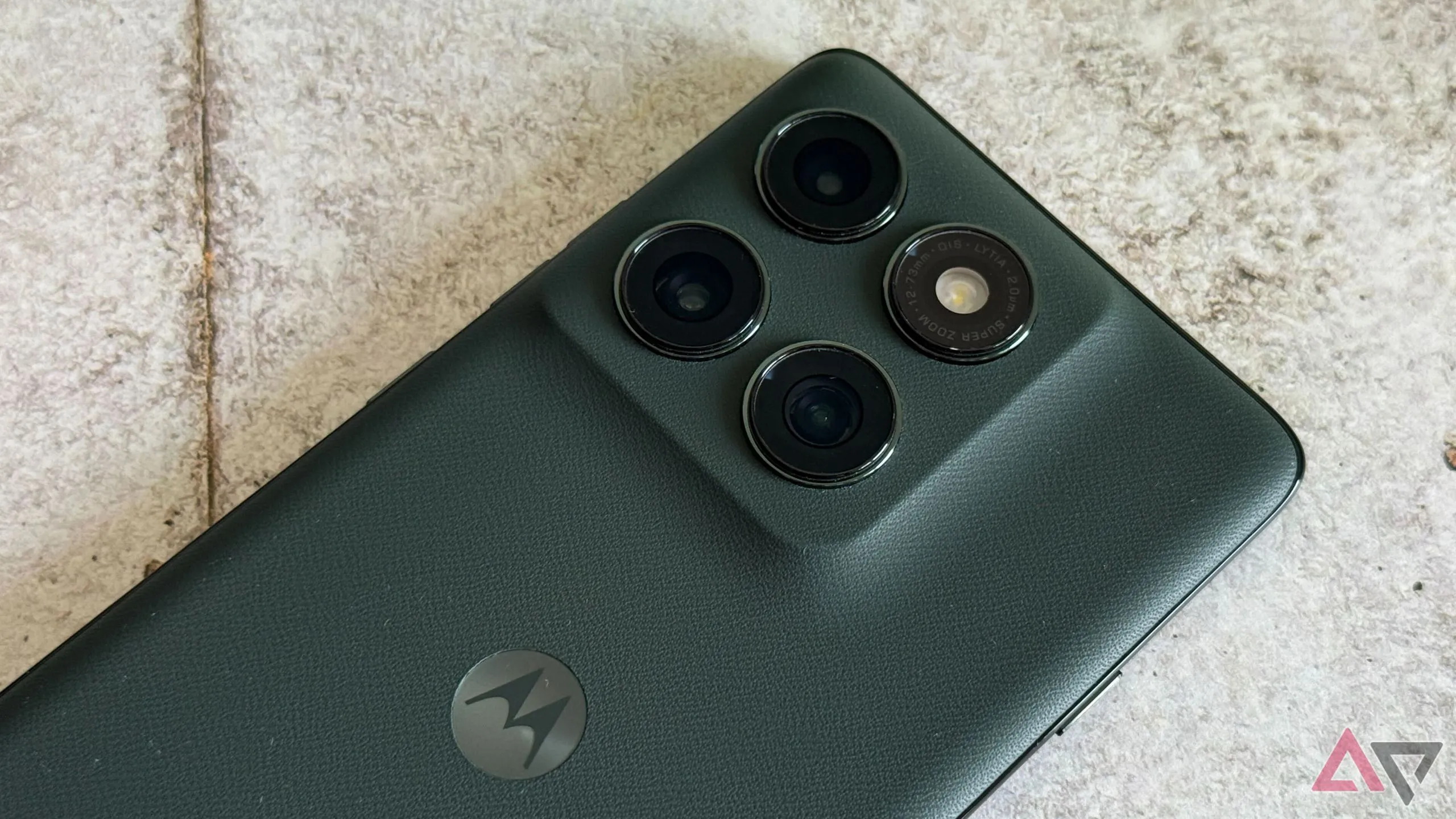 Module camera sau của Motorola Edge 2025 với ba ống kính: chính, siêu rộng và tele.