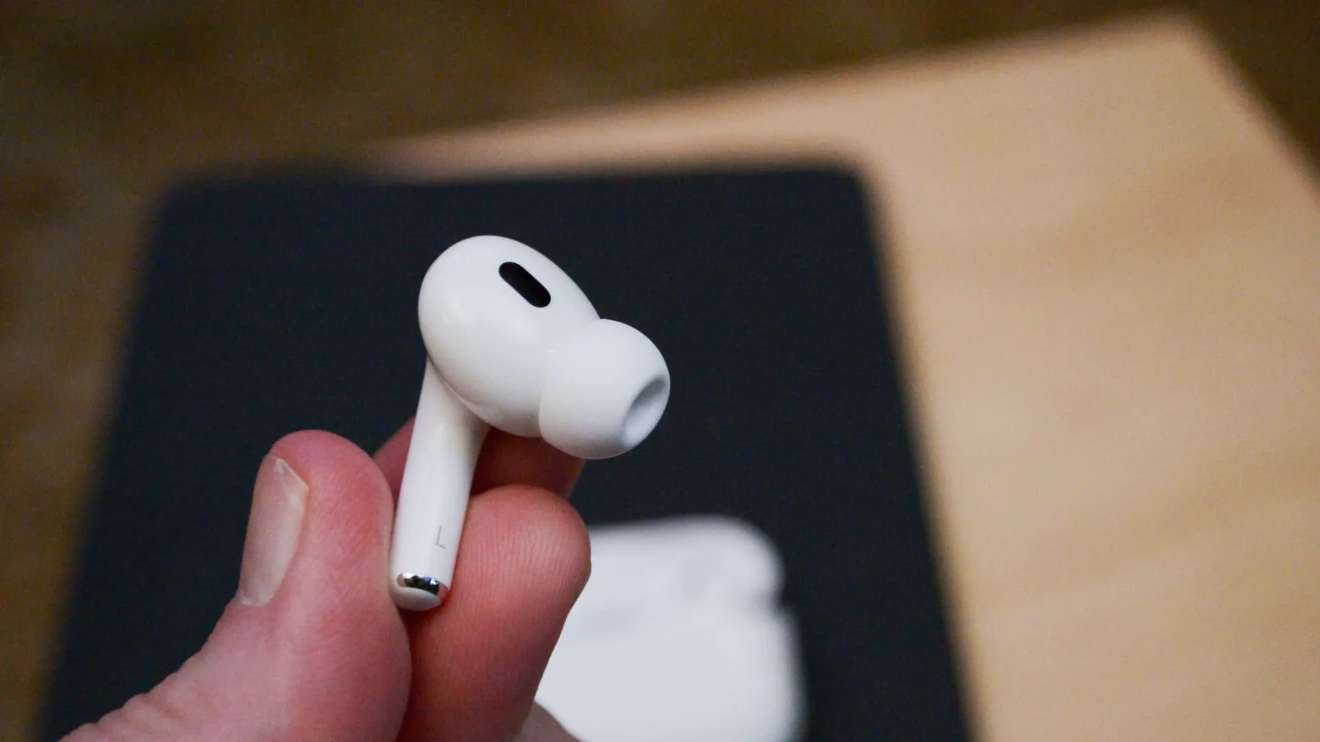 Một chiếc tai nghe không dây Apple AirPod Pro thế hệ 2