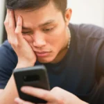 Người dùng điện thoại đang lướt web, minh họa việc bị cuốn vào màn hình